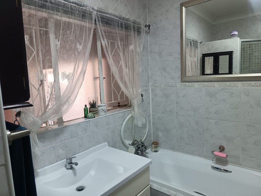 3 Bedroom Property for Sale in Verwoerdpark Northern Cape